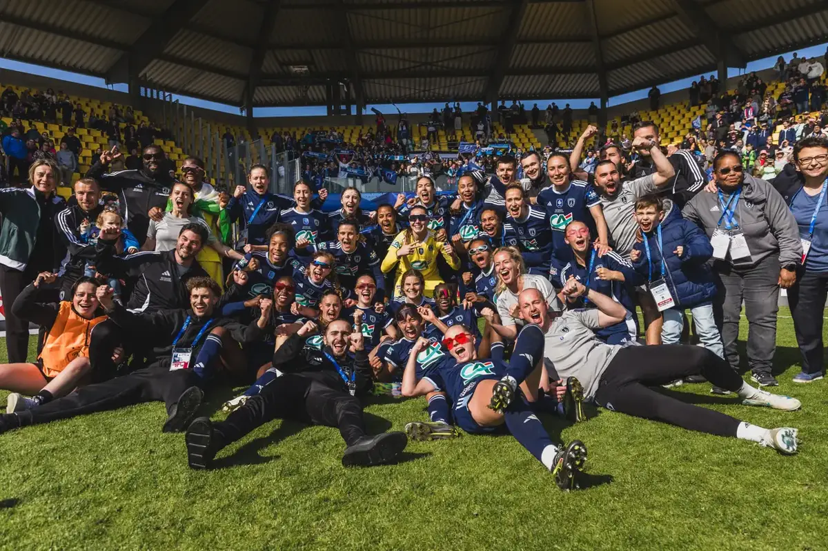 Le Paris FC féminin célébrant sa qualification en Coupe de France
