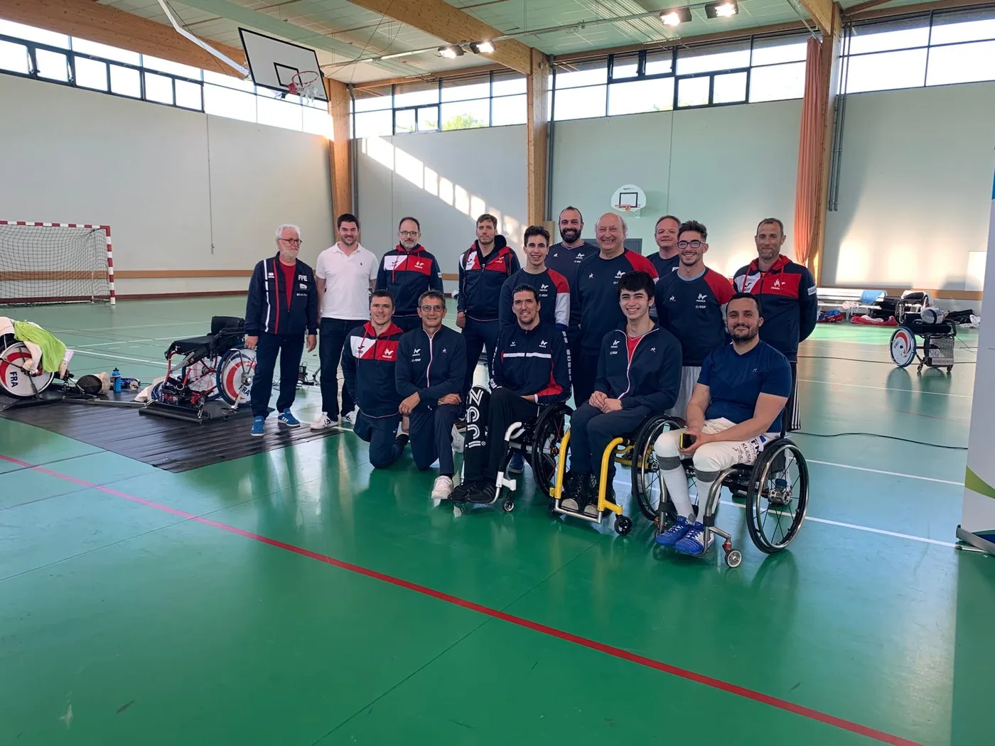 Daniel Bontems avec l'équipe de France d'escrime paralympique et son staff